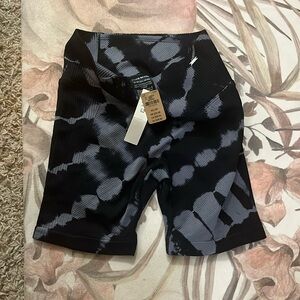 PINK active biker / yoga shorts in tie-dye print black, fast dry material, NWT